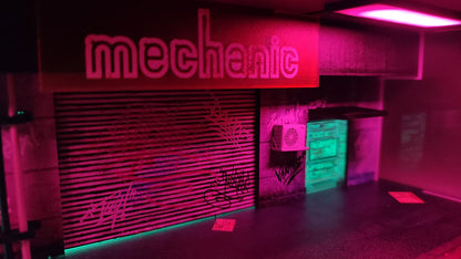 1:64 MoreArt mechanic diorama